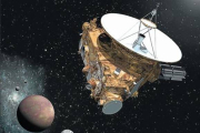 Simulación artística de la sonda 'New Horizons' en las proximidades de Plutón con tres de sus cinco satélites, incluido el gigante Caronte.-Foto: NASA