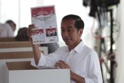 Joko Widodo es reelegido como presidente de Indonesia.-AP