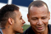 Neymar susurra una confidencia a su padre-REUTERS