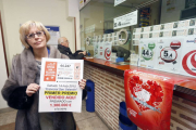 María Ángeles Balbás, titular de ‘El Gato Negro’, con el número que repartirá 130.000 euros al décimo.-RAÚL G. OCHOA