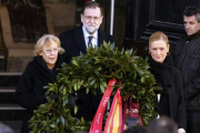 El Presidente del Gobierno en funciones, Mariano Rajoy, junto a Cristina Cifuentes y Manuela Carmena presidiendo el acto en memoria de las víctimas del 11 M-JUAN MANUEL PRATS