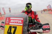 Kevin Benavides, en un control de tiempos, durante la octava etapa del Dakar.-EFE
