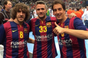 Puyol, junto a su hermano y Xavi, a la derecha, durante un partido de balonmano.-INSTAGRAM