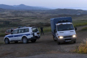 Agentes de policía en la localidad de Orounta, cerca de Nicosia, donde se ha encontrado el cuerpo sin vida de una de las víctimas.-AP