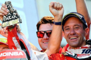 El catalán Gerard Farrés (KTM), con su trofeo de tercer clasificado en el Dakar.-AFP / FRANCK FIFE