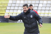 Estévez da instrucciones a sus jugadores durante un entrenamiento.-ISRAEL L. MURILLO