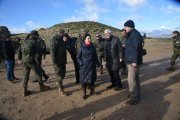 Robles y el parlamentario socialista Jose María Barreda, esta mañana en la base de San Gregorio-ÁNGEL DE CASTRO