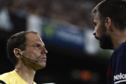 El central azulgrana es expulsado con roja directa tras insultar a uno de los asistentes del árbitro en la Supercopa de España.-Foto: AFP