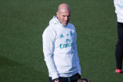 Zinedine Zidane, durante el entrenamiento de este viernes en Valdebebas.-RODRIGO JIMÉNEZ / EFE