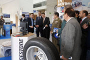 El alcalde, Javier Lacalle, y el presidente de FAE, Miguel Ángel Benavente, pasean por uno de los stand de automoción.-RAÚL G. OCHOA