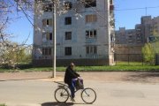 Una mujer pasa frente a un edificio afectado por los bombardeos en Avdiivka.-MARC MARGINEDAS
