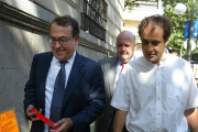 José María Múgica (derecha), junto al exdirigente socialista Nicolás Redondo Terreros, en una imagen del 2006, en la Audiencia Nacional, durante el juicio por el asesinato de Fernando Múgica.-ARCHIVO / AGUSTÍN CATALÁN