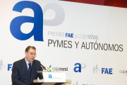 El presidente de FAE en la entrega de los premios a los autónomos.-ICAL