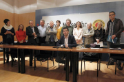 Luis Tudanca en compañía de representantes de los grupos que apoyan su propuesta.-ICAL