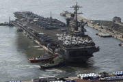 El portaaviones Carl Vinson, en el puerto de Busan, en Corea del Sur.-JO JUNG-HO / AP