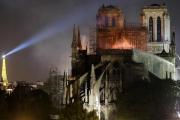 Tareas de extinción del incendio en la catedral de Notre Dame.-LUDOVIC MARIN (AFP)