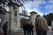 Turistas esperan a la puerta del Valle de los Caídos.-JOSÉ LUIS ROCA
