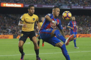 El delantero brasileño del FC Barcelona Neymar Jr. (d) y el defensa venezolono Roberto Rosales (i), durante el partido de la duodécima jornada de Liga de Primera División.-EFE