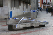La Policía Local ha acordonado y precintado diversos espacios públicos para evitar la concentración de jóvenes. RAÚL OCHOA