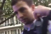 Polémica actuación del policía de Londres destrozando el parabrisas de un vehículo con el conductor dentro.-TWITTER