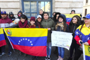 Un grupo de venezolanos residentes en Burgos se concentró en la tarde de ayer frente al Teatro Principal.-ISRAEL L. MURILLO
