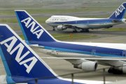 Aviones de la aerolínea japonesa ANA se preparan para despegar, en el aeropuerto de Haneda (Tokio), en una imagen de archivo.-AFP / KAZUHIRO NOGI