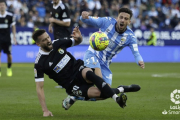 Grego Sierra y Delmás pugnan por el esférico en La Rosaleda. LALIGA