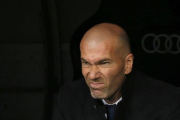 Zinedine Zidane tuerce el gesto en el banquillo del Madrid durante el partido contra Las Palmas.-EFE / KIKO HUESCA