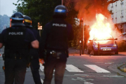 Varios policías ante un coche ardiendo, en Nantes.-/ AP / FRANCK DUBRAY