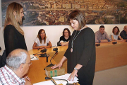 Raquel Bajo jura su cargo en el pleno de ayer ante la alcaldesa de Miranda de Ebro, Aitana Hernando.-ECB