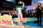 Rajoy durante su intervencion en la clausura de un acto del PP de Sevilla .-JOSE MANUEL VIDAL (EFE)