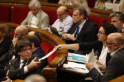 Marta Rovira le hace llegar un papel al Parlament.-ALBERT BERTRAN