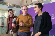 Basconcillos (i.) y Salman (d.) junto al alcalde de Villadiego, Ángel Carretón, durante la presentación de la guía.-ECB