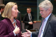 El ministro de Asuntos Exteriores, Alfonso Dastis, conversa con la jefa de la diplomacia europea, Federica Mogherini.-/ EFE / OLIVIER HOSLET/EFE