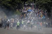 Manifestantes opositores se enfrentan a la Guardia Nacional Bolivariana (GNB) en Caracas.-MIGUEL GUTIÉRREZ (EFE)