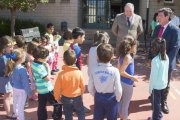 Rico (dcha.) y Pinto charlaron con algunos de los alumnos que han participado en el programa de este año.-R. ORDÓÑEZ