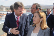 Lacalle charla con Pastor en su última visita a Burgos, en noviembre, al centro de transportes de Villafría.-RAÚL G. OCHOA