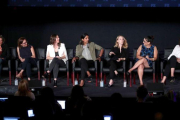 Las directoras Gwyneth Horder-Payton,  Liza Johnson,  Rachel Goldberg, Meera Menon,  Steph Green,  Alexis Ostrander y Maggie Kiley, en la mesa redonda organizada en Los Ángeles.-AFP / FREDERICK M BROWN