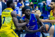 Braimoh fuerza la acción ofensiva en un partido con la camiseta azul. SANTI OTERO