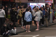Vecinos de Wellington evaduados de sus viviendas tras el seísmo.-ROSS SETFORD