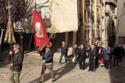 La procesión recorrió las principales calles de Poza antes de oficiar la misa solemne en la iglesia de San Cosme y San Damián.-G.G.