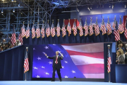 El jefe de campaña de Hillary Clinton, John Podesta, pide a todo el mundo que vuelva a casa mientras continua el recuento de votos en la fiesta electoral organizada por la candidatura demócrata en el Centro de Convenciones Jacob K. Javits de Nueva York (E-EFE