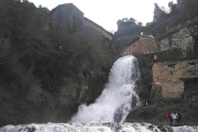 La cascada de Orbaneja, uno de los mayores atractivos de esta población, que recorre el municipio.-ECB
