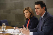 La vicepresidenta del Gobierno, Soraya Sánez de Santamaría, y el ministro de Industria, José Manuel Soria, en la rueda de prensa tras el Consejo de Ministros.-EFE / FERNANDO ALVARADO