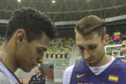 Los jugadores del San Pablo Sebas Saiz y Javi Vega firman un balón al término del entrenamiento celebrado ayer en el Coliseum.-SANTI OTERO