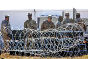 Militares colocan alambres-AFP