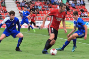 Cervero conduce el balón en el partido disputado ayer en Anduva.-ALFONSO G. MARDONES