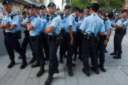 Cuerpo de policía china en una calle de Cantón, al sur del país.-EFE