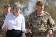 May (izq) junto a un soldado británico en su visita a una base militar cerca de Bagdad, en Irak, el 29 de noviembre.-REUTERS / TOBY MELVILLE