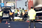 Retirada de uno de los cuerpos del lugar del accidente, en el enlace de Tordesillas de la A-62 con la A-6 en dirección A Coruña. ICAL
